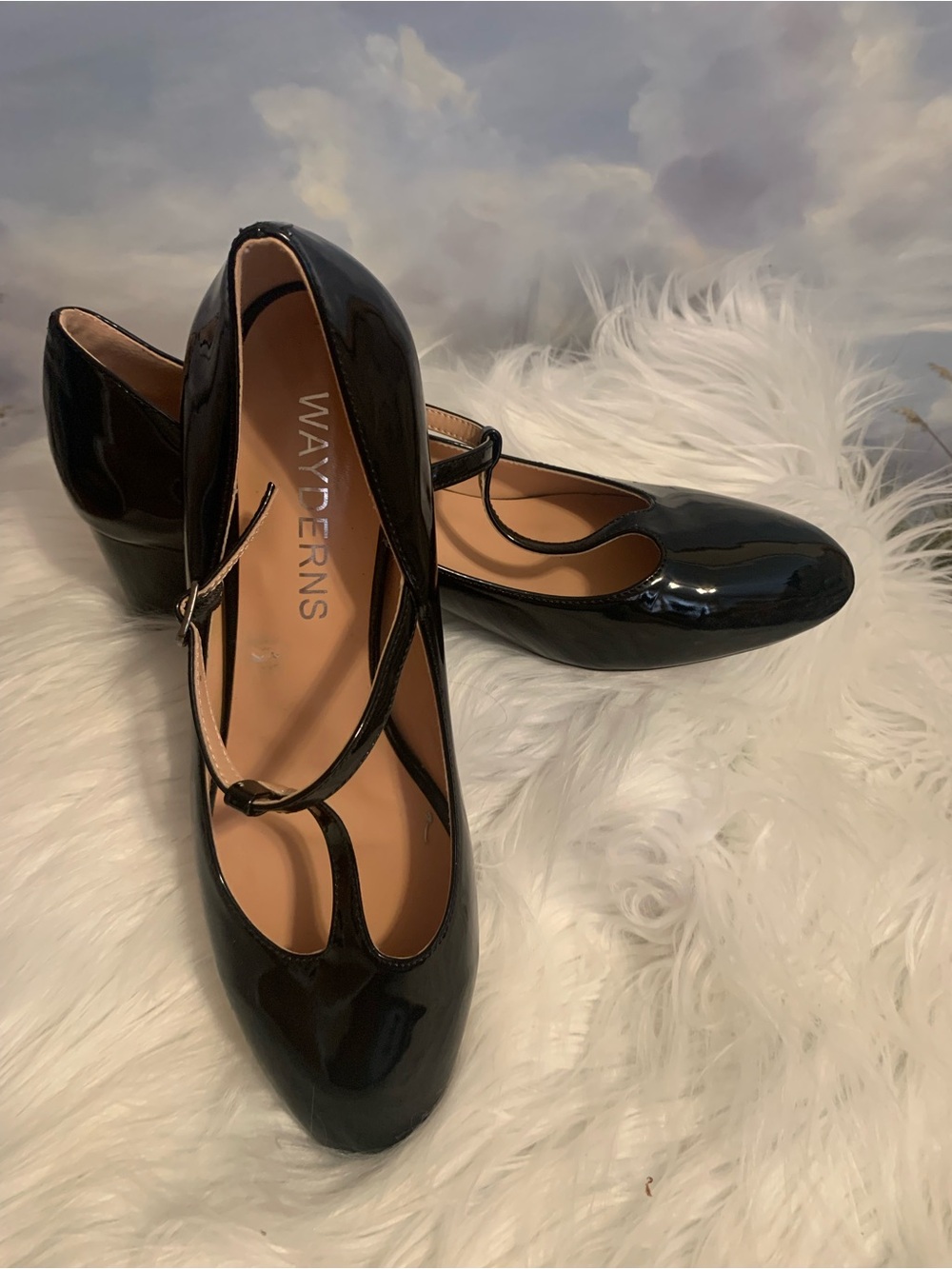 WAYDERNS ladies black patent leather T-Strap Mary Jane shoes in size 9 1/2 GUC